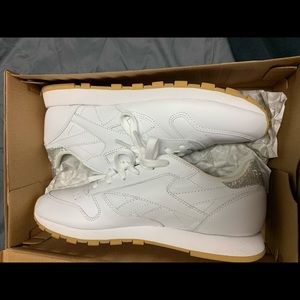 Women’s white reebok classic, glitter back size 9